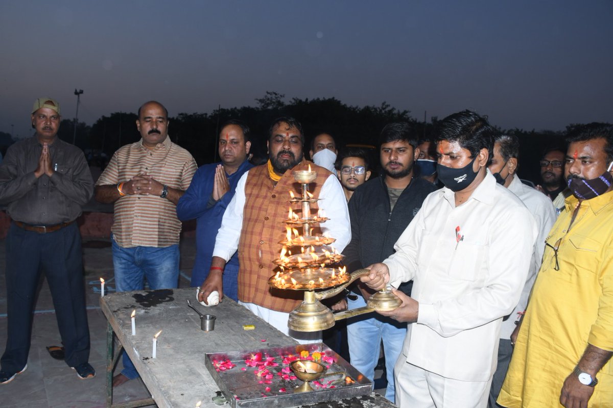 chitraguptdham1's tweet photo. #कायस्थ_फाउंडेशन_ट्रस्ट द्वारा आयोजित #सामूहिक_कलम_दवात_पूजन #भगवान_श्रीचित्रगुप्त_धाम #लखनऊ 
#चित्रगुप्त_घाट पर #लखनऊ की जीवनदायिनी माँ गोमती की आरती।
#ChitraguptPuja #चित्रगुप्त_पूजा
#ॐयमायधर्मराजाय_श्रीचित्रगुप्ताय_वै_नम:
 .@RKSinhaBJP 
@TrustKayasth
@Rajlko  @SidharthNSingh https://t.co/B1SvQrHXtp