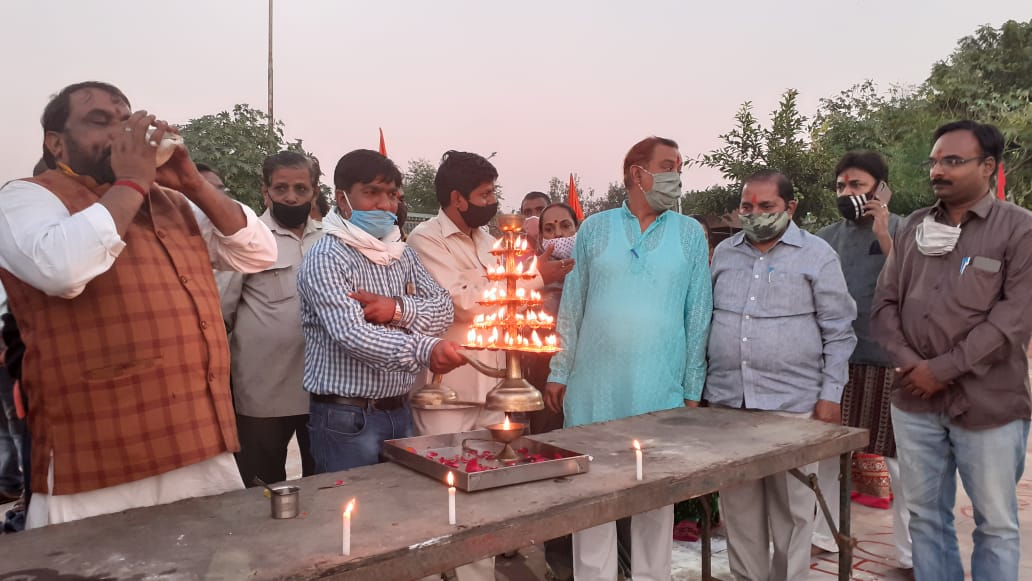 chitraguptdham1's tweet photo. #कायस्थ_फाउंडेशन_ट्रस्ट द्वारा आयोजित #सामूहिक_कलम_दवात_पूजन #भगवान_श्रीचित्रगुप्त_धाम #लखनऊ 
#चित्रगुप्त_घाट पर #लखनऊ की जीवनदायिनी माँ गोमती की आरती।
#ChitraguptPuja #चित्रगुप्त_पूजा
#ॐयमायधर्मराजाय_श्रीचित्रगुप्ताय_वै_नम:
 .@RKSinhaBJP 
@TrustKayasth
@Rajlko  @SidharthNSingh https://t.co/B1SvQrHXtp