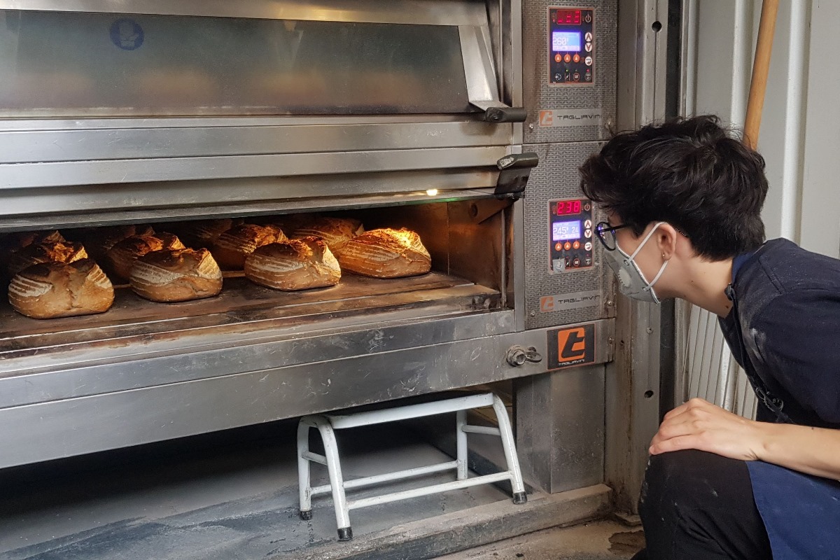 Abolishing the night shift: Read @goodfoodforwho's feature on how #RealBread head baker @zpcindy did it at @LBPedlar in London >> sustainweb.org/jelliedeel/art… #baking #bakery #artisanbakery #craftbakery