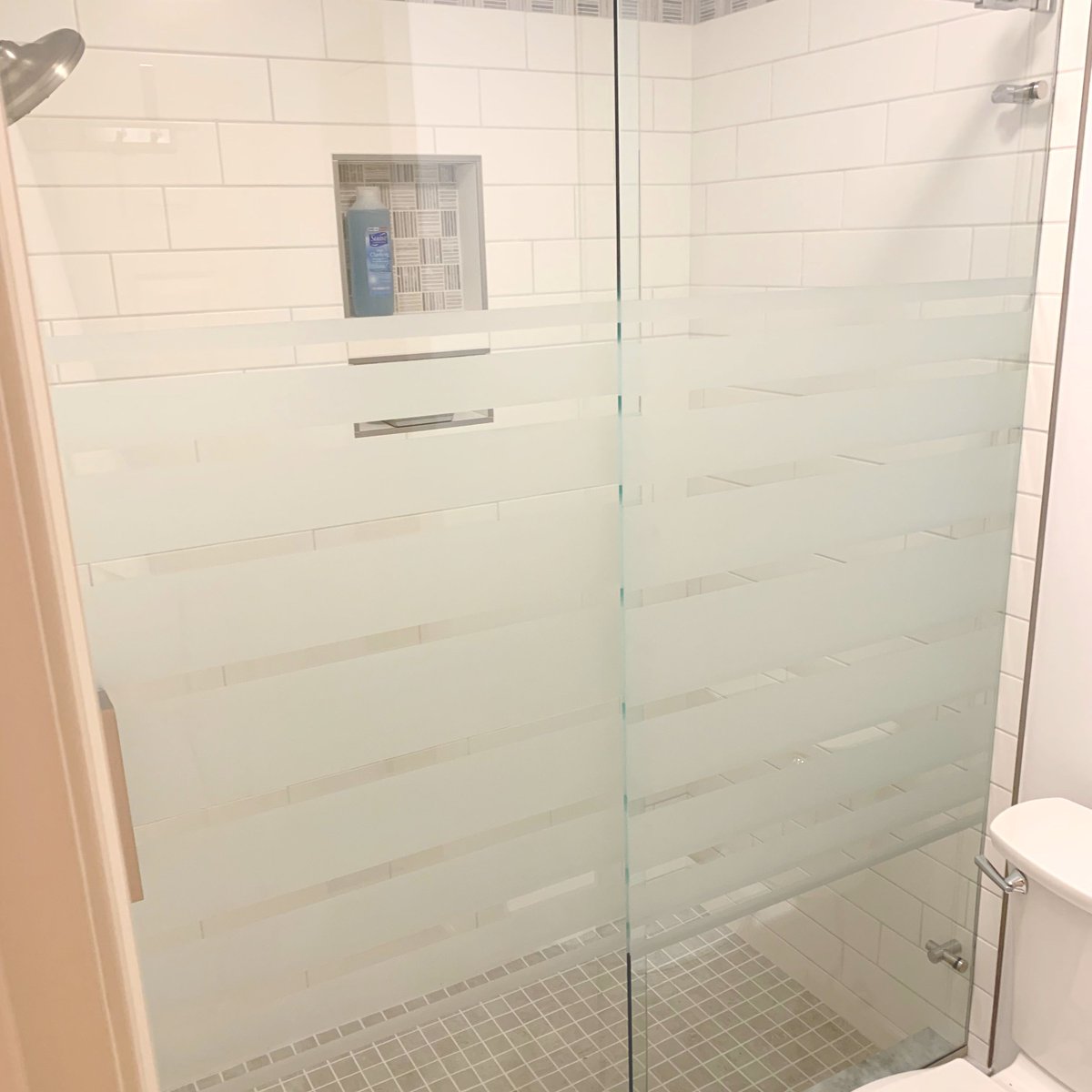 _GoGlass's tweet image. Creative frosting on your shower doors is the perfect way to create privacy without losing space! Call us at 800.746.4527 to design your next shower project! #GoGlass #showerdesign