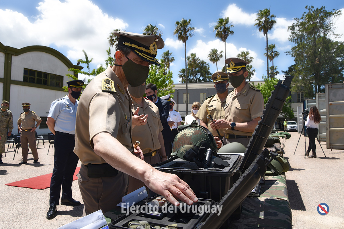 EJÉRCITO DE URUGUAY - Página 32 Em9e83BXUAEFwZ1?format=jpg&name=medium