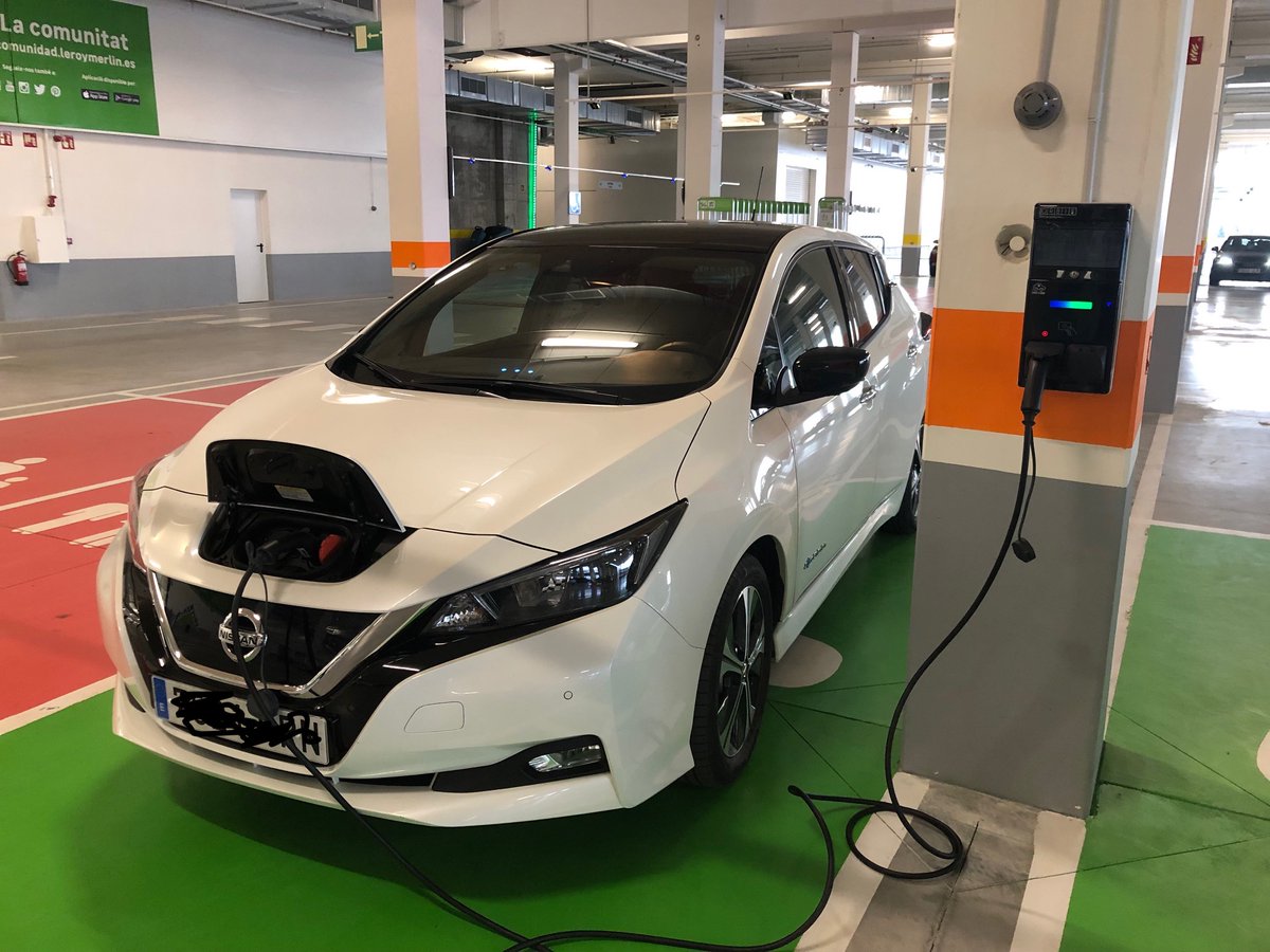 manelromo's tweet photo. Avui fa 2 anys que vaig amb vehicle 100% elèctric! Per a qui li pugui interessar o estigui valorant fer el canvi, aquí va la meva experiència:
☑️Nissan Leaf de 40kWh de capacitat de bateria 
☑️52.435 km fets
☑️3.146 litres estalviats de benzina
i més 👇 https://t.co/vodTCKSVUx