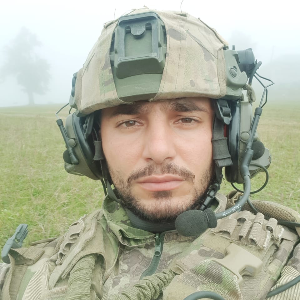 ZBekirzade's tweet photo. X.T.Q. Kapitanı Toğrul Məmmədov. Füzuli və Cəbrayıl rayonlarına bayraq sancanlardan biri. Şuşanın azadlığı uğrunda gedən döyüşlərdə yanına minaatan düşüb yaralı halda RPG ilə kamazdan düşmək istəyən 20 düşmən hərbiçisini məhv edib. Fəxrimizsən xalaoğlu ✊❤️🇦🇿. #Azerbaijan #rt https://t.co/cuQHaQtP31