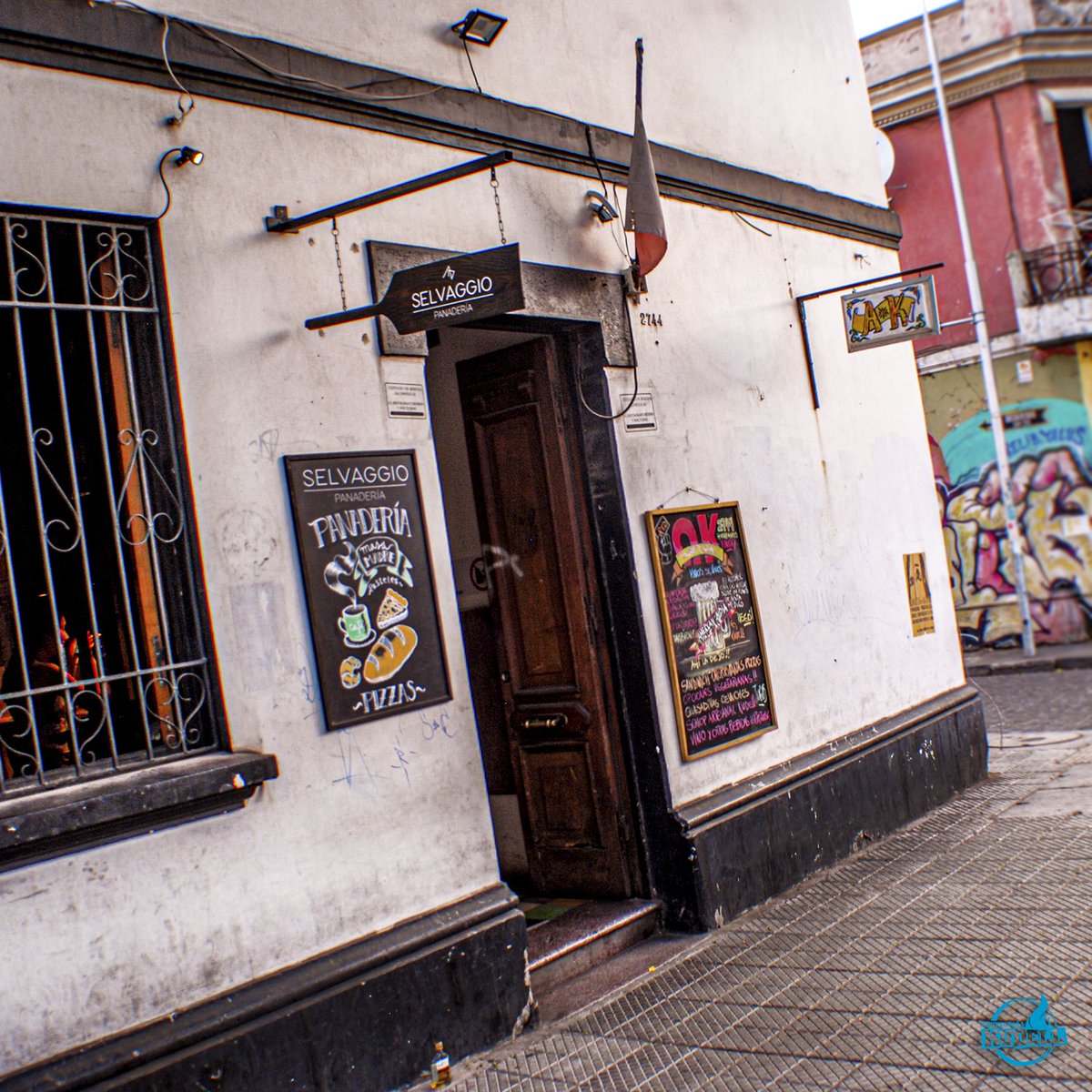 Les invitamos a reencontrase con Barrio Yungay donde nuestros amigos AK Komo. 𝗔𝗰𝘁𝘂𝗮𝗹𝗺𝗲𝗻𝘁𝗲 𝗱𝗶𝘀𝗽𝗼𝗻𝗲𝗻 𝗰𝗼𝗻 𝘁𝗲𝗿𝗿𝗮𝘇𝗮𝘀 y se encuentran 100% surtidos de Cervezas Kudell 🍺🍺. #Cerveza #Noviembre #barrioyungay