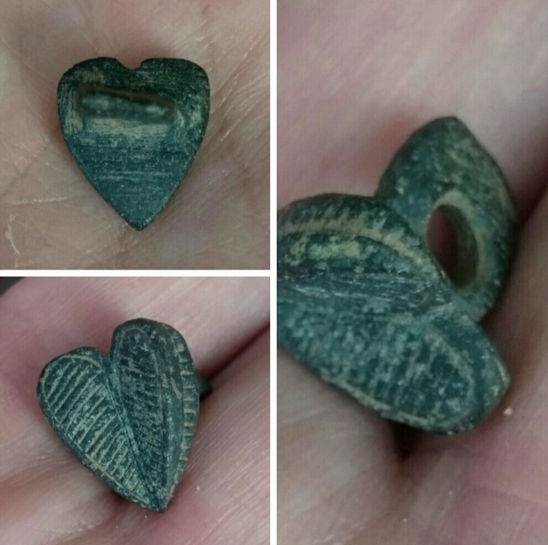 Aquarius957's tweet image. My medieval heart button #ButtonDay