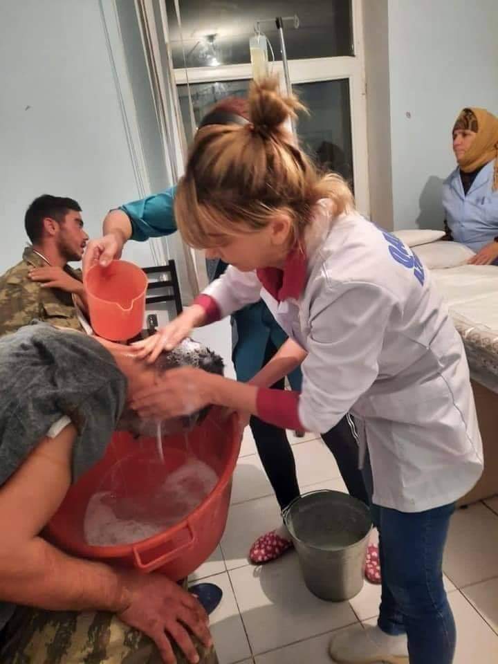 AreefAxundov's tweet photo. Horadiz qospitalında əsgərlərimizə xüsusi xidmət edən səhiyyə işçiləri. Sizə də böyük təşəkkür düşür! Allah razı olsun 🙏 https://t.co/ruRJmFzMr1