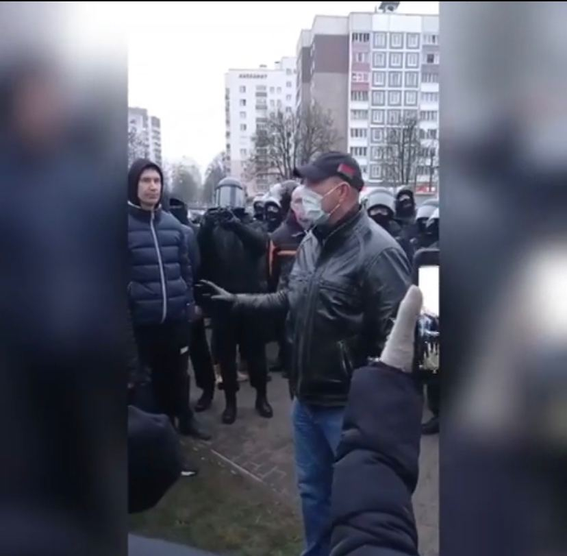 villagebel's tweet photo. Командир минского ОМОНа Дмитрий Балаба заразился коронавирусом. Он в больнице.

Именно Балаба «общался» с протестующими на площади Перемен вчера. 

Про коронавирус у Балабы сообщают источники @motolkohelp. https://t.co/zMCRVSiYSE