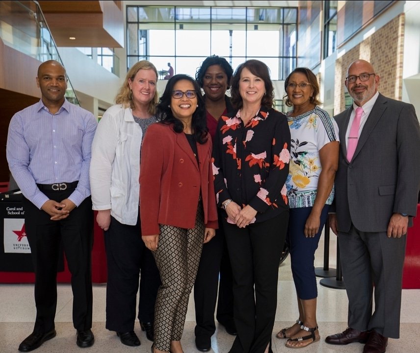 NursingAtUST's tweet photo. The Doctor of Nursing Practice (DNP) program is focused on creating healing environments through Transformational Leadership. 

DNP students focus their expanding capacity to create healing environments by selecting a patient population to work with throughout the program. #DNP https://t.co/sPLWze1Vyw