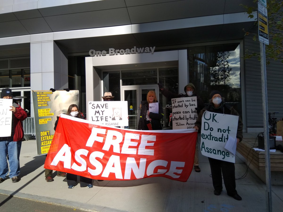 Plucille54's tweet photo. .#Boston #TeamAssange shows up in front of #UKconsulate to support Julian Assange!
#DontExtraditeAssange https://t.co/DqKBQKJQCA