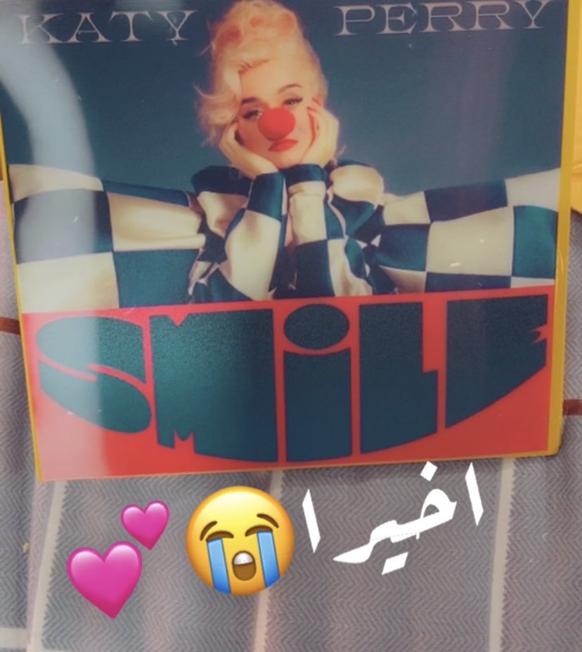 m1o4k6's tweet photo. Finally the album is here 😭#kp5 #smile @katyperry #KatyPerry #katcat https://t.co/n37eA83tuJ