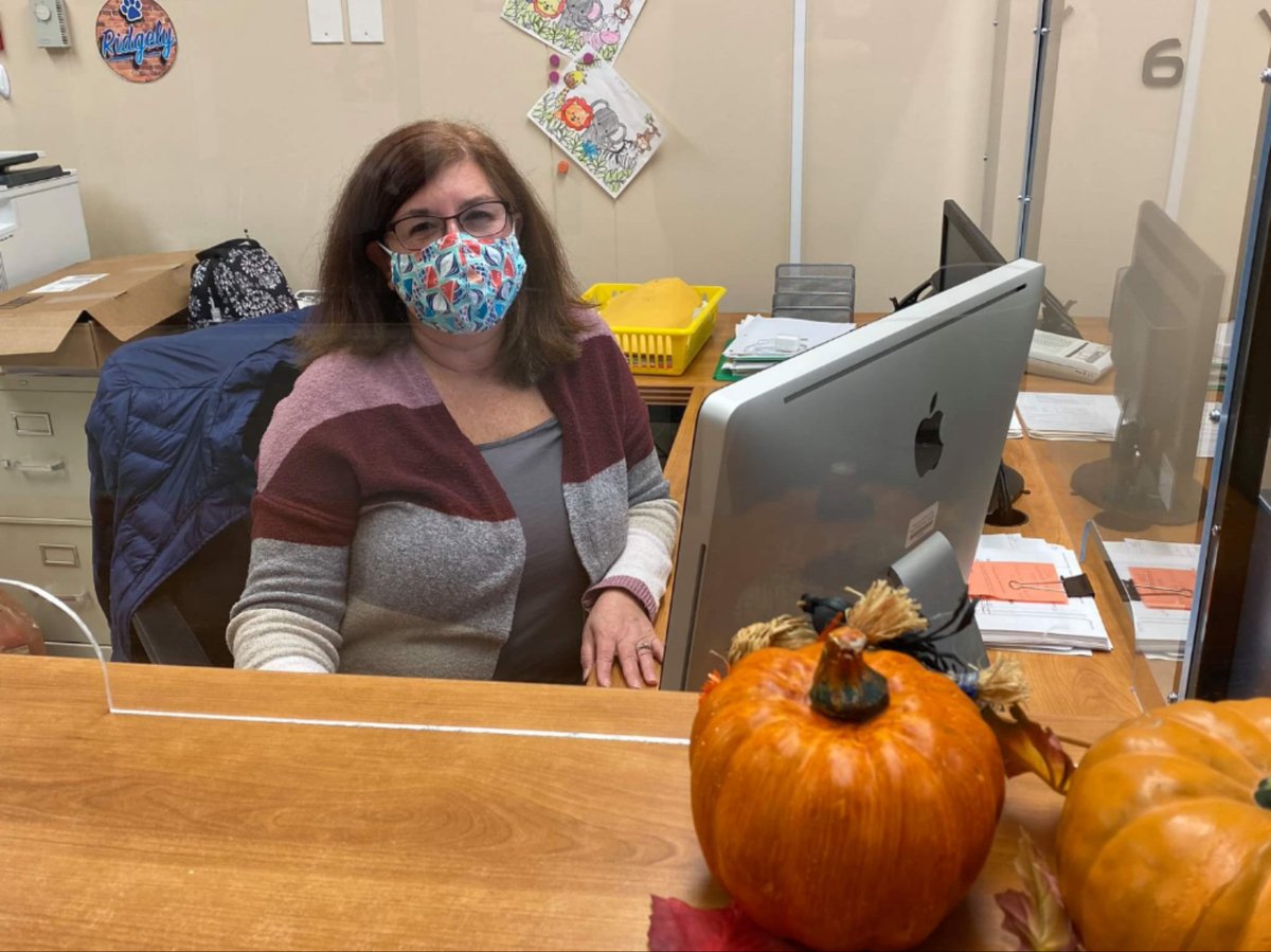 schooldist186's tweet photo. Ridgely Secretary Wende Stern has been busy this school year helping parents troubleshoot with technology, organizing schedules for parents who need to pick up school materials for students, as well as providing support for students. Thank you for all you do!
#iheart186 https://t.co/1EeEnoGdIa