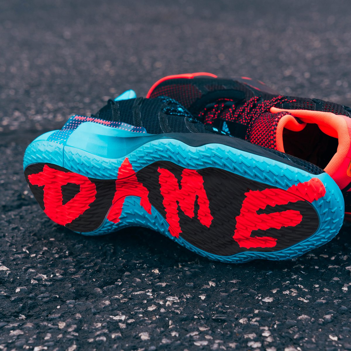 adidasHoops's tweet photo. ⌚️⌚️⌚️

Inspired by @Dame_Lillard's ability to see and create impact in his game, #Dame7 Visionary drops 11/20: https://t.co/jyiIt9fMm9 https://t.co/kYR5yqmhCB