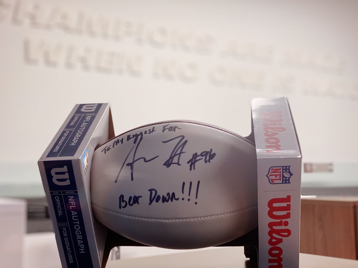 🚨🏈 ATTENTION BEARS FANS 🏈🚨

Are you <a href="/The_Dream99/">akiem hicks</a>'s biggest fan? Then this one is for YOU! Retweet and follow us at <a href="/BearsOutreach/">Chicago Bears</a> by 10pm CT for a chance to win. 
 
Official #Sweepstakes Rules: chgobrs.com/3pAsuBm