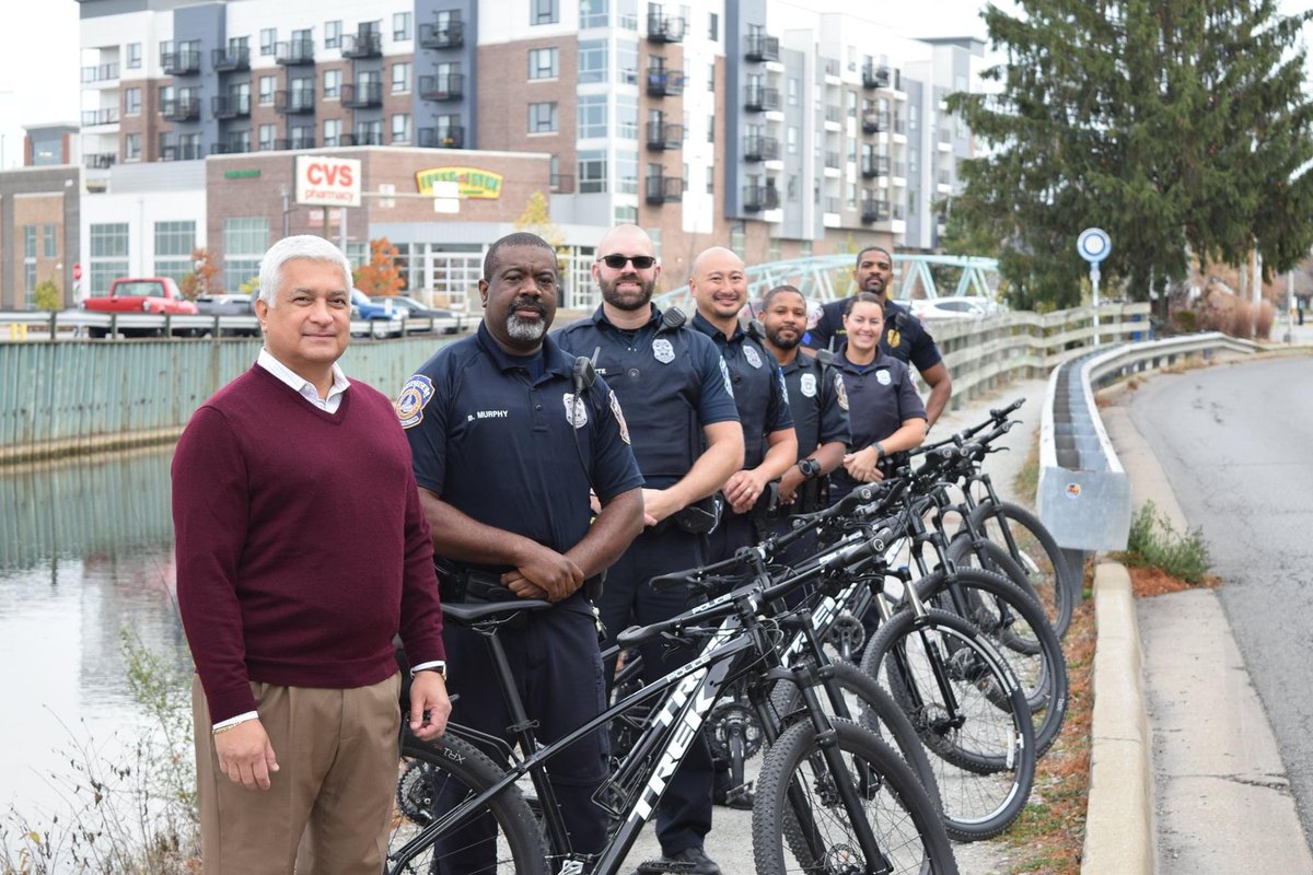 IMPD North District CRU, understands the importance of community investment. They pride themselves on community outreach. #WEAREIMPD WEARENORTH #TOGETHERWECAN #SERVICEWITHPASSION #COMMUNITYPARTNERSHIPS                       To learn more visit IMPDNews on Facebook