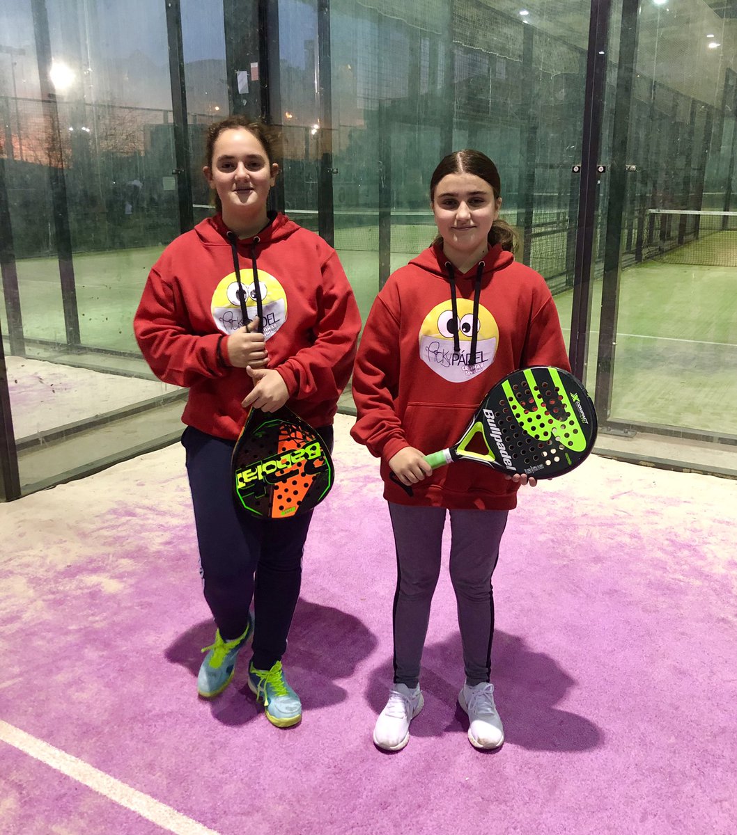 Lorena Dòniga y Victoria con sus nuevas sudaderas pandémicas 2020/21.