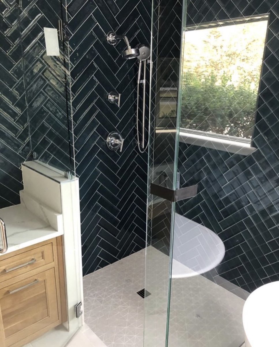emsertile's tweet image. Loving our Raku series in blue, featured in this stunning master bath @macfloorsdfw #emsertile #MondayMotivation #showerdesign