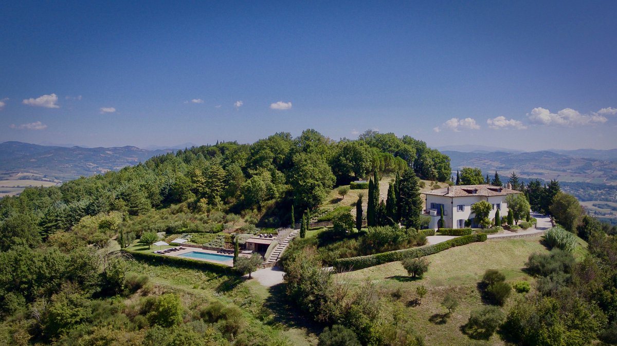 italymagpropert's tweet photo. For sale: In exclusive position on a hilltop with views at 360° (from the Appenines, over and up to Perugia’s historic centre) is this splendid villa for sale, stylishly restored with a great attention for design and comfort. https://t.co/jvDjDOGBwg #Italy https://t.co/XqJMLuTcYf