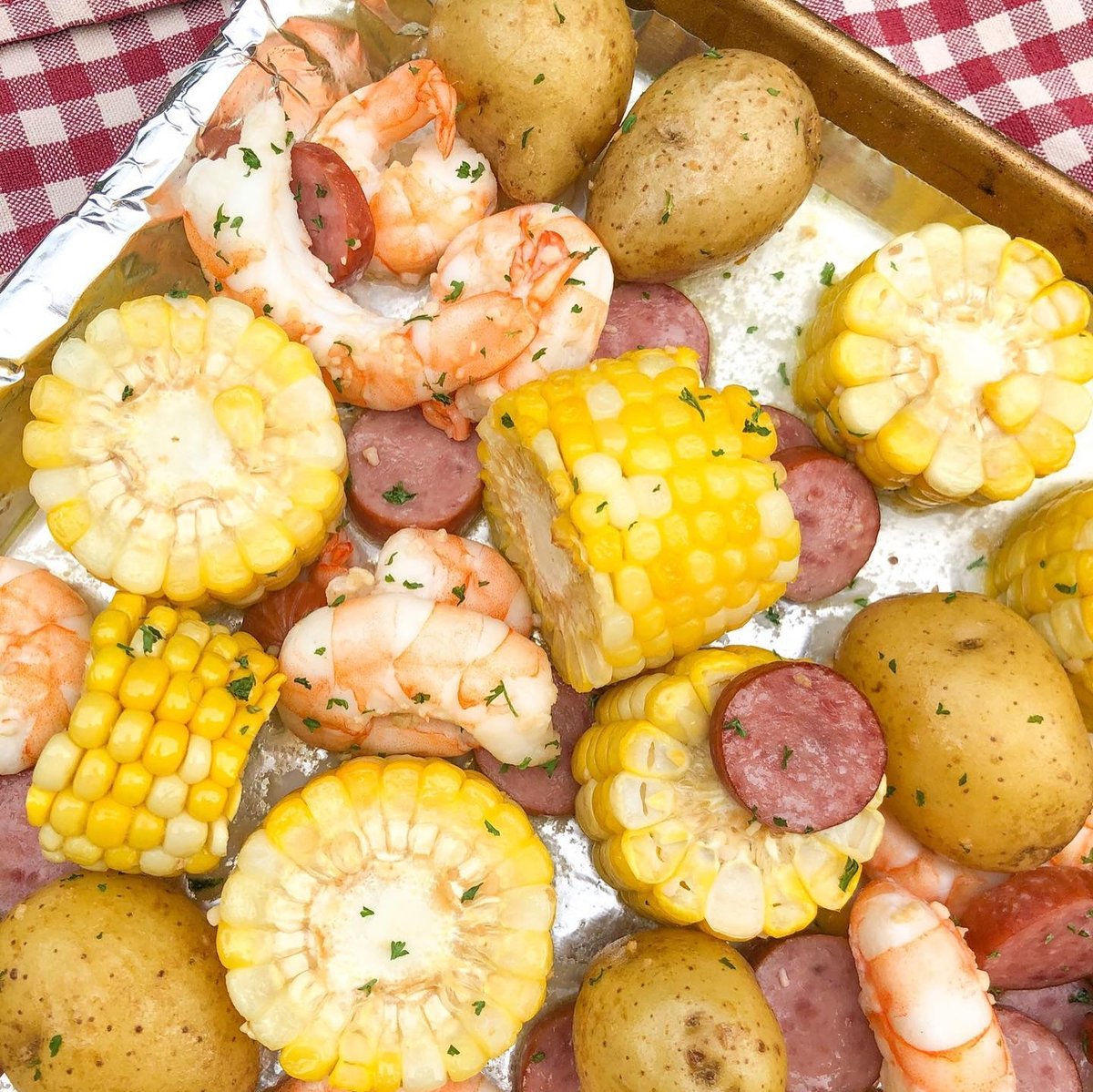 EckrichMeats's tweet image. Sheet pan dinners are the best kept #dinnerhack! Throw your favorite veggies, protein, herbs, or whatever else you’re in the mood for, toss in some oil and bake!⁠ ⁠ 

#YouDoYou 📷 : @amongtheyoungs