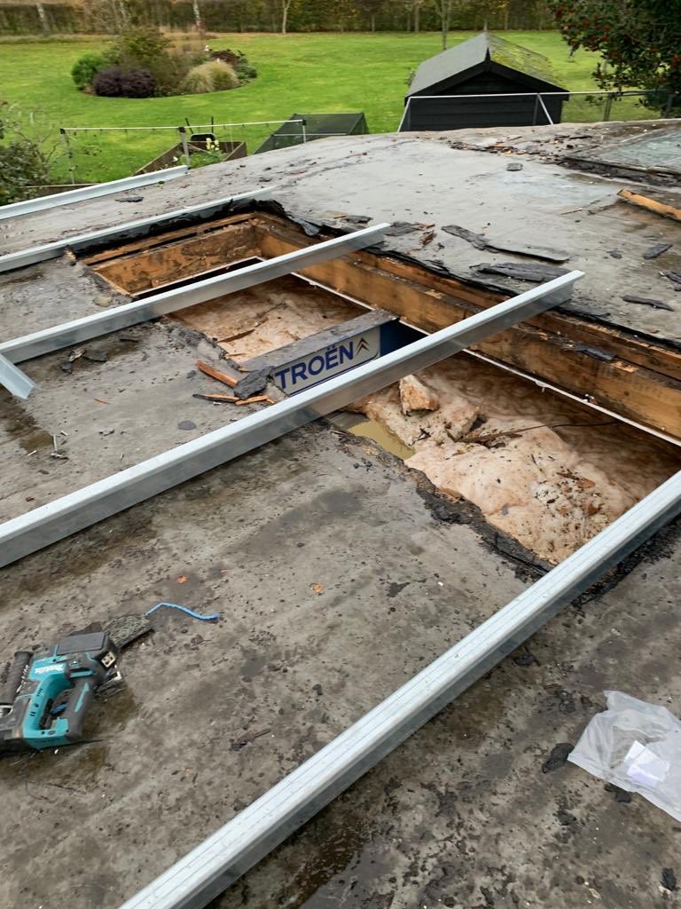 FirstFixGroup's tweet photo. Galleywood, Chelmsford.
#newroofs being formed . 
Day 18 and roof 6 now being done . 
&amp; #valleygutter and #sheeting has begun   #hiproof https://t.co/m9mNv6BBX6