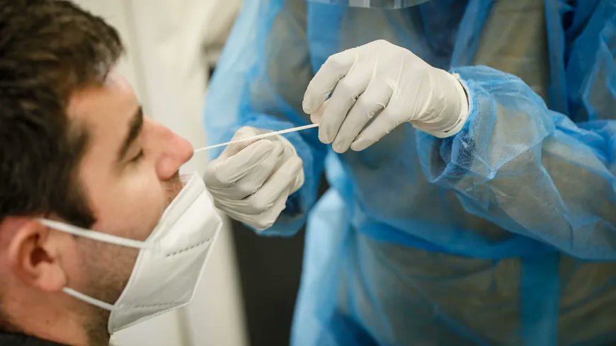 Coronavirus : quatre millions d'habitants d'Auvergne-Rhône-Alpes pourraient être testés juste avant Noël francebleu.fr/infos/sante-sc…