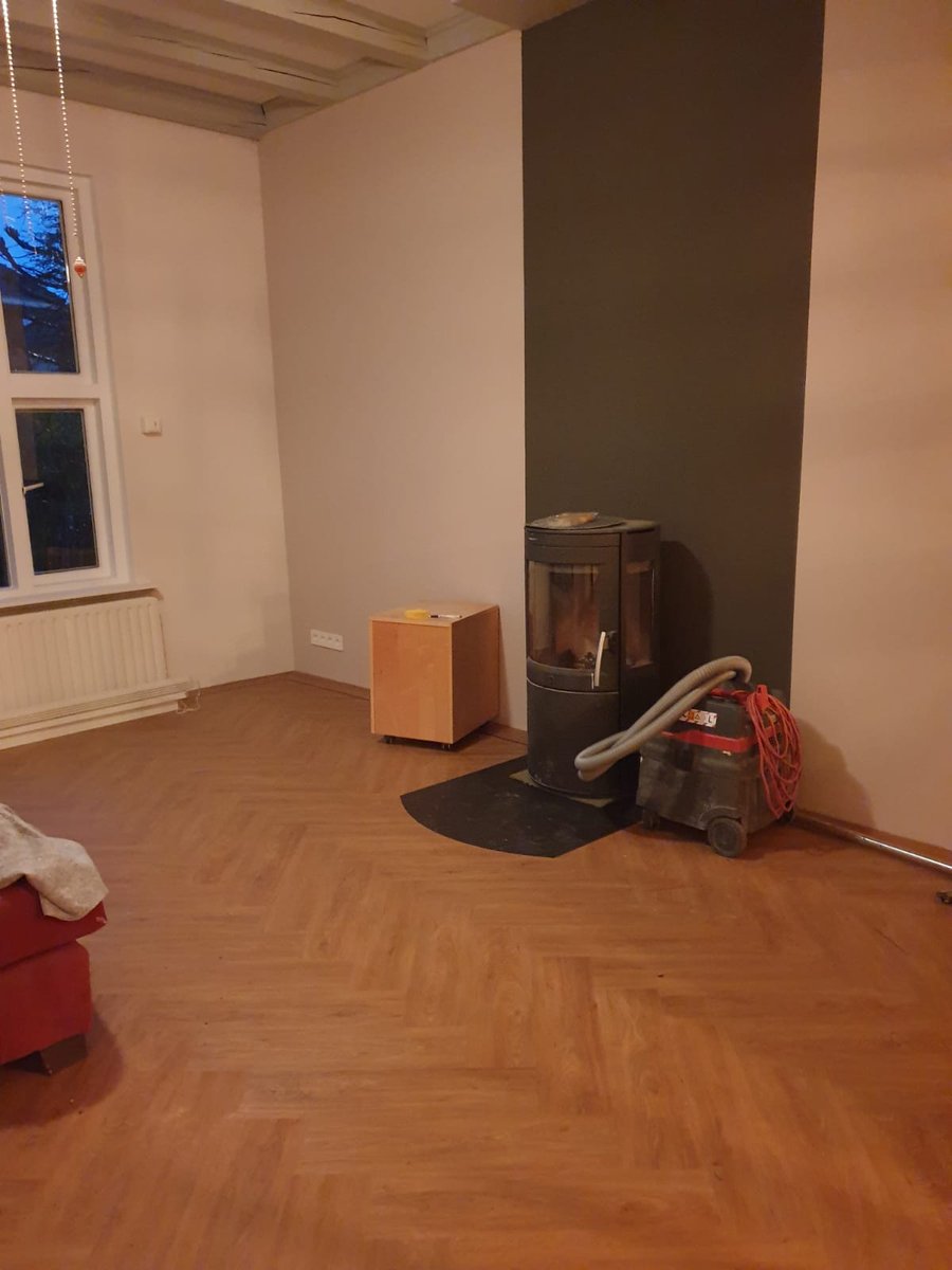 de_buren's tweet photo. De vloer ligt erin!
Nou wordt het echt een nieuw huis... https://t.co/wBOxUDLKuk