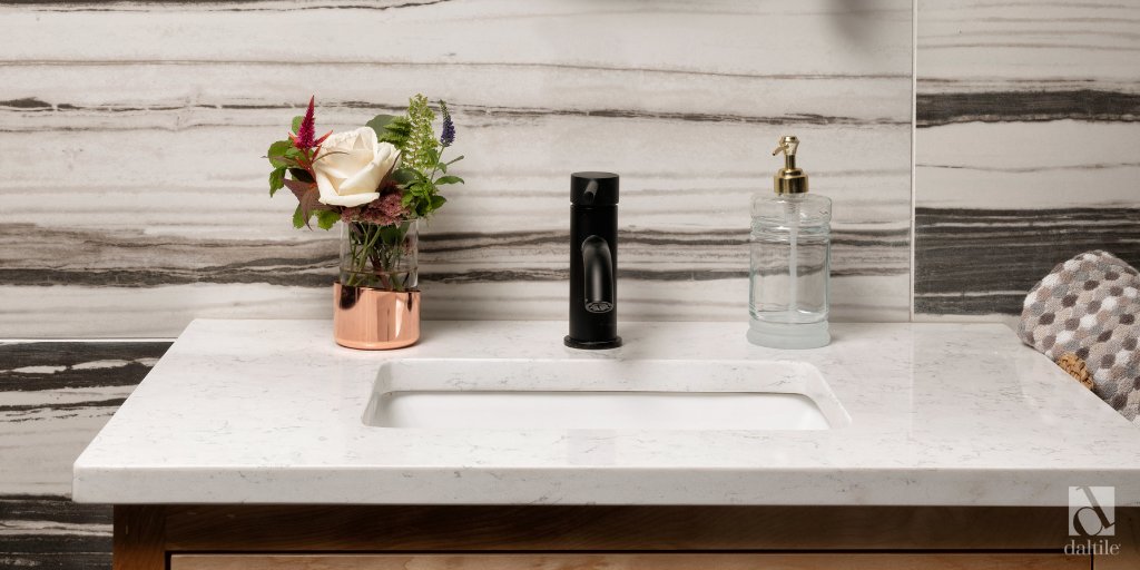 Daltile's tweet photo. Lay your eyes on this striking and dramatic look, which was featured in last week’s episode of Bargain Mansions! 🤩 
📸: Backsplash: Vertuo™ in Stria Bravura
Vanity Countertop: ONE Quartz Surfaces® Nature Series in Kodiak
#daltile #tile #tilestyle #BargainMansions #designinspo https://t.co/lTGZGHJyhq