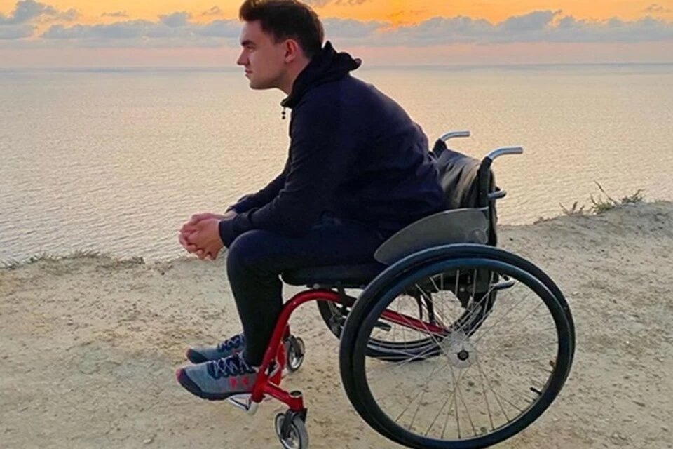 kpru's tweet photo. Никита Ванков передвигается на инвалидной коляске, но это не помешало ему спасти человека! Парень увидел тонущего мужчину и, не раздумывая, бросился в воду. К счастью, он успел помочь утопающему. За подвиг Никиту номинировали на премию МИРа

Фото: instagram/nikvankov https://t.co/rQDg6faFLQ