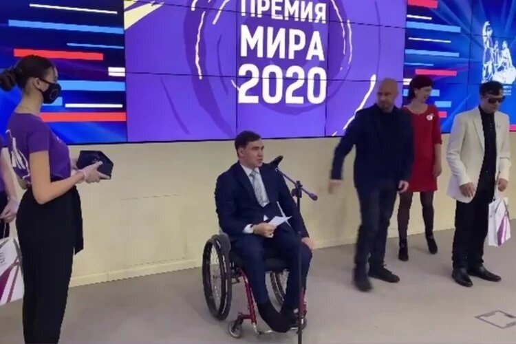 kpru's tweet photo. Никита Ванков передвигается на инвалидной коляске, но это не помешало ему спасти человека! Парень увидел тонущего мужчину и, не раздумывая, бросился в воду. К счастью, он успел помочь утопающему. За подвиг Никиту номинировали на премию МИРа

Фото: instagram/nikvankov https://t.co/rQDg6faFLQ