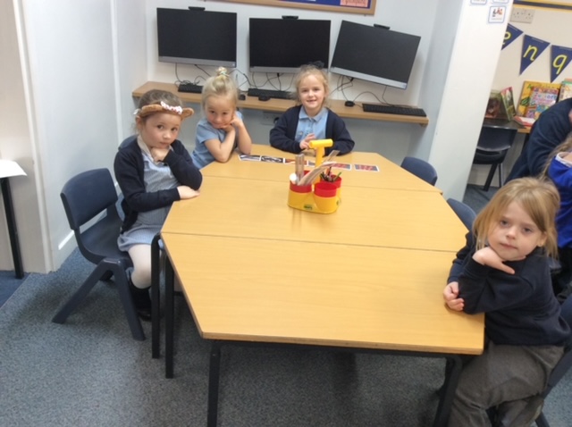 griffinprimary's tweet photo. 1KS looked at instructions today in computing. We had to order the recipe for rice crispy buns. #gpsict #gpscomputing https://t.co/cUAM50soW1