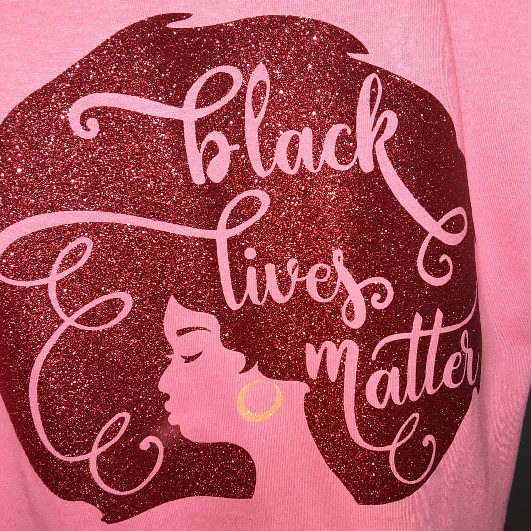 FBeautyCollect's tweet photo. More Black Lives Matter Contribution Designs

DM or Email to Order

#afro #design #tshirts #shirts #starredqueenscollections #BLM #BlackLivesMatter #Pink #white #Metallic #black https://t.co/RQanAbQ28Z