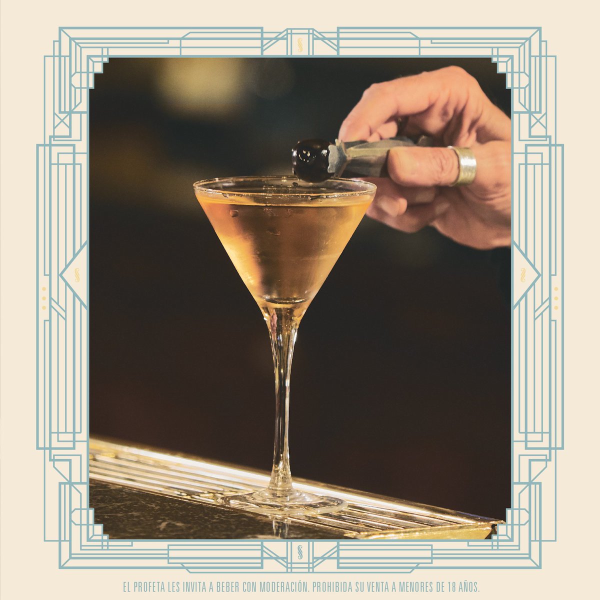 elprofetagin's tweet photo. Mitre

De principios del siglo XX, combinación muy popular, dedicado a Bartolomé Mitre. Actúa como un excelente y eficaz aperitivo.

5 cl de ginebra seca El Profeta
5 cl de Hesperidina
2 golpes de cherry brandy
Refrescado, copa cóctel con una cereza
#cincoestrellasargentinas https://t.co/c8FP6YjC3H