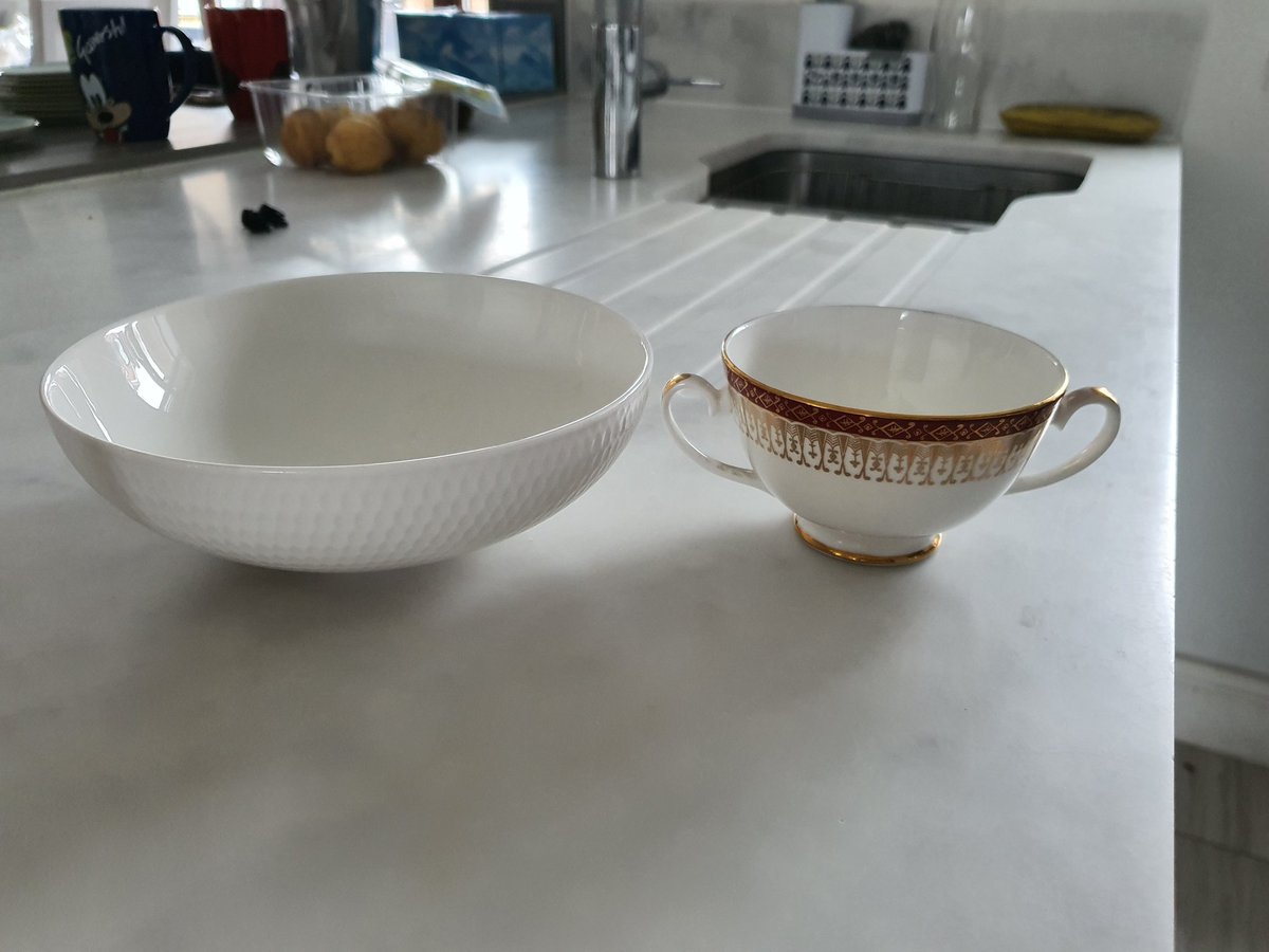 close_nutrition's tweet image. A soup bowl that I found in an old cupboard in my house (right) and a modern one. And similar image for two tea cups / mugs. Still convinced the biggest reason we gain unwanted weight is portion sizes rather than a specific macro nutrient.