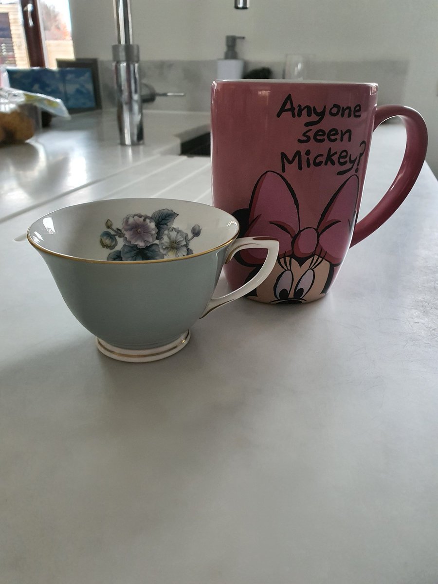 close_nutrition's tweet image. A soup bowl that I found in an old cupboard in my house (right) and a modern one. And similar image for two tea cups / mugs. Still convinced the biggest reason we gain unwanted weight is portion sizes rather than a specific macro nutrient.