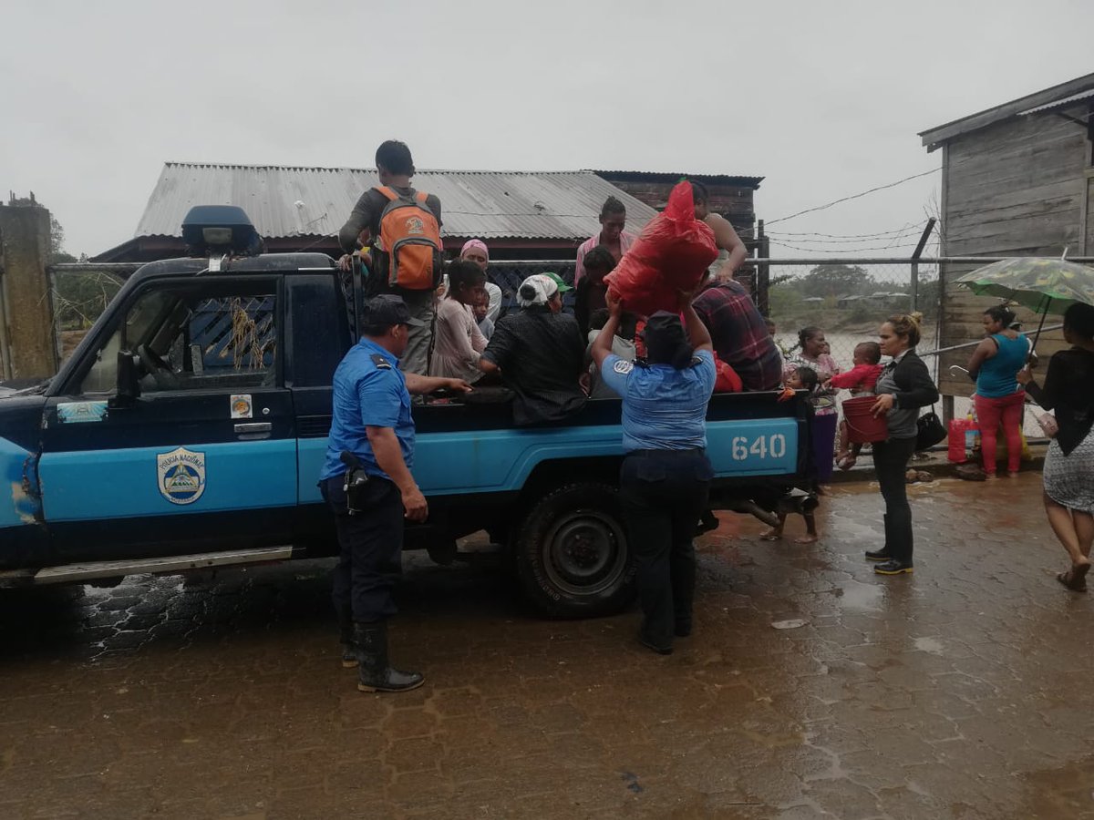 Policía Nacional #JuntoAlaComunidad realiza labores de evacuaciones en municipio de Prinzapolka, RACCN.

#UnidosEnVictorias