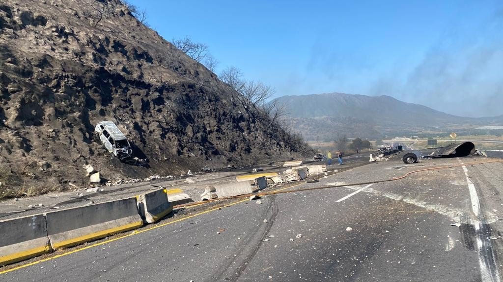 DiegoGarciaH_'s tweet photo. Cerrada la circulación de la autopista Guadalajara- Tepic, dentro del Estado de Nayarit, se registró la explosión de una pipa, al momento de presume de más de 10 muertos. @lider919 https://t.co/0Nh7Wx83eN