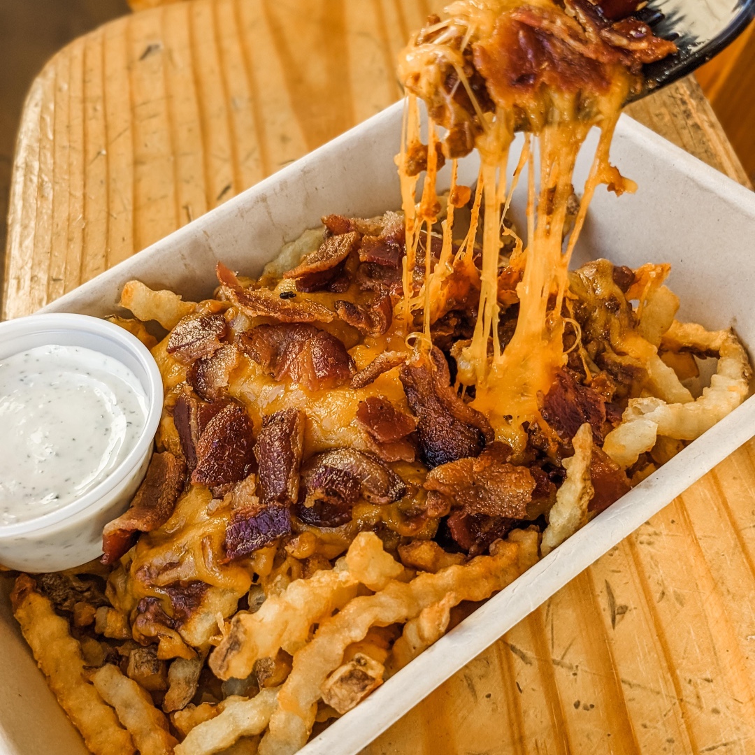 Cheese Pull🤤🤤 Chili Cheese Fries with Bacon &amp; housemade ranch🥓 #mightyfineburgers #cheesepull
