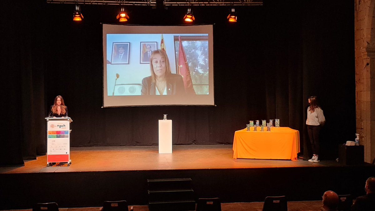 llenguacatalana's tweet photo. La directora general de PL @cultura_cat, @esterfranquesab, ha lliurat el @premisetech @aenteg a la millor gestió en llengua i comunicació a l'app Lacompra, una iniciativa per incentivar el comerç de proximitat, en català.

https://t.co/j0RRDJMRrX https://t.co/RT8nKUYH2K