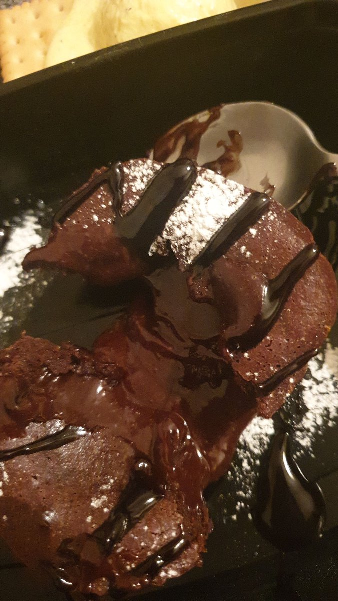 YvetteZener's tweet photo. Lava cake🤤🍰yummi yum yum
#delicioussin #lavacake #desert https://t.co/7IMjwDmK1M