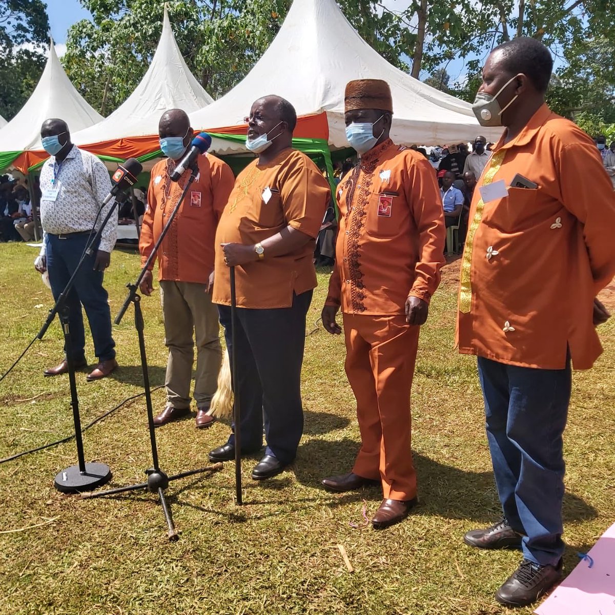 OAmollo's tweet photo. #Weekendmanenos-Friday, Attended The Burial Of Luo Council Member Mzee Odak Mbaka in Kasipul;Also Graced By Mama Ida Odinga; Ker Willis Otondi & Kikuyu Council Of Elders Chairman Mr Wachira Kiago,Together With His Entire EXCO. Took Time To Drum Support For BBI https://t.co/PU77Sy7YyK