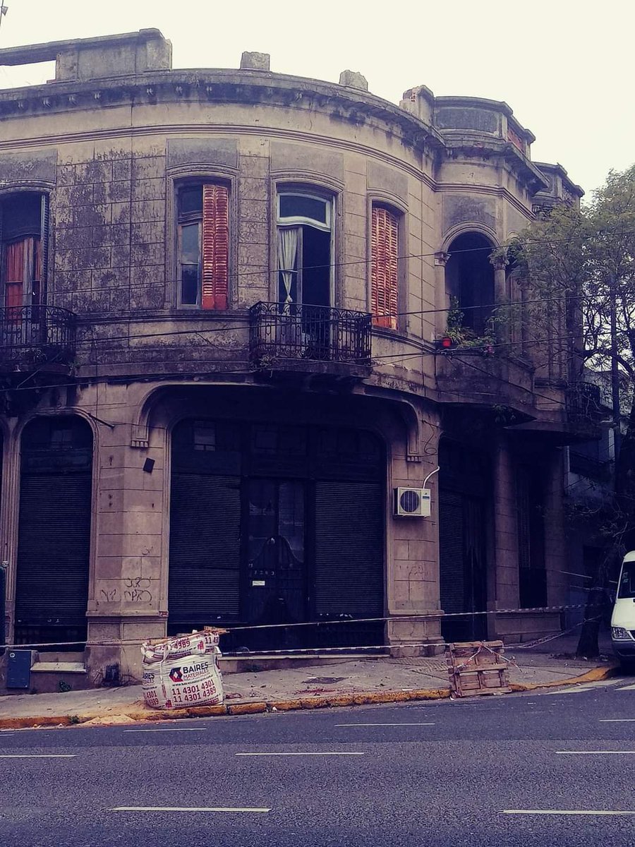 revistacitrica's tweet photo. Estas dos casonas serán demolidas en breve. La 1ra está en Boedo y fue en la que vivió Homero Manzi. ¡Un símbolo del porteñismo! La 2da está en Belgrano. Mientras quiere vender la Costanera, Larreta destruye la historia cultural y arquitectónica de Buenos Aires. Hagamos algo https://t.co/8OMZYH7HrC