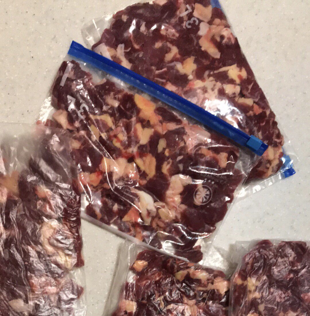 Хоол цайндаа муу хүн чинь махаа хэрчиж, хувааж бэлдэтлээ л уйдлаа. Карантин амьдралд сургах юм шиг байна.