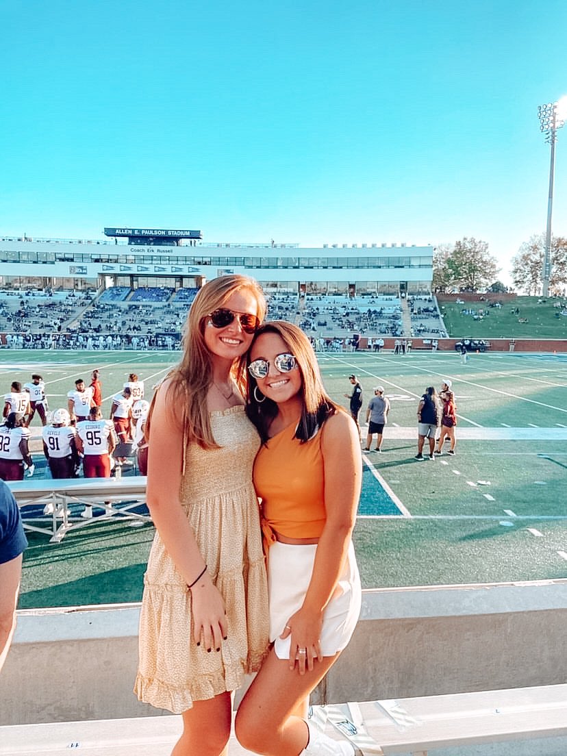 ✨What’s makes this Monday so great for residents like Camdyn?✨
__
It’s a Monday that follows another eagle win, ANDDD it’s the last Monday before Thanksgiving break!🤩 Stay strong friends!! We’re almost there!💙 #gata #georgiasouthern #lakeviewmd