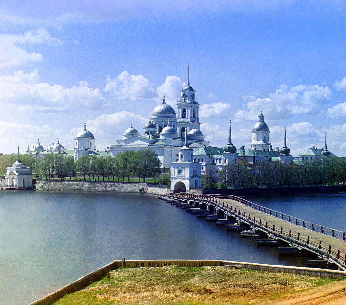 It's like peering through the window of a time machine: a magnificent photograph taken 110 years ago. It is the Monastery of St. Nilus on Stolbny Island in Lake Seliger, Russia, taken in 1910 by Sergey Prokudin-Gorsky. It is original colour (not colourised). https://t.co/iePpKHr2OR