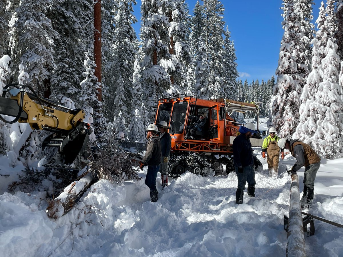 LaPlataElectric's tweet photo. #LPEA's amazing line crew doing repairs up at Purgatory. When you live in the high country, the right equipment and team mean the difference between having power and not having power. Thanks guys, we appreciate you! Be safe and stay warm. https://t.co/Rvyqyh8toP