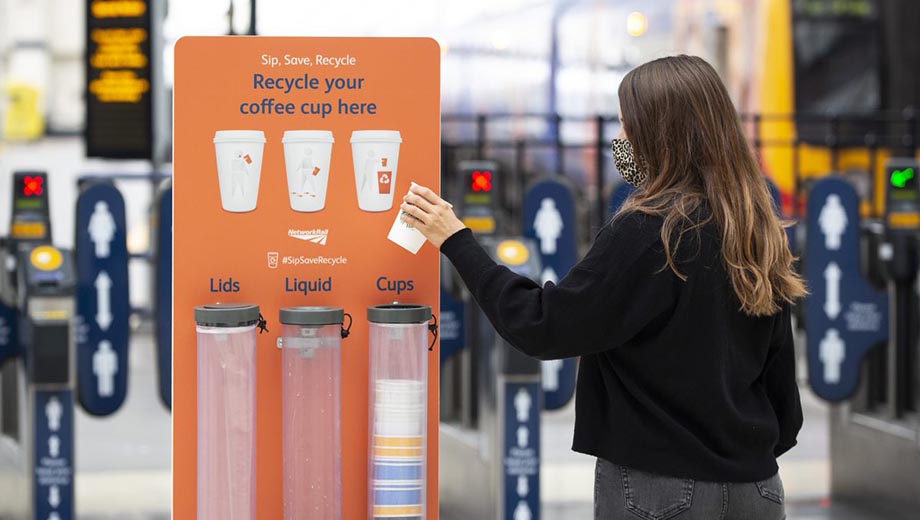 NetworkRailEUS's tweet photo. We're making it easier for you to recycle your coffee cups ☕️👍You'll see new bins around our station 🚮they are bright orange, you can't miss them! #SipSaveRecycle #OneTeamEuston 👉https://t.co/dZ1hv4ZSZ3 https://t.co/wIEwtJBWlw