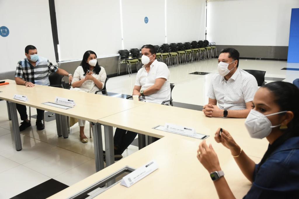 Gobatlantico's tweet photo. ¡La cancha de fútbol Bolívar de #Sabanalarga será un espacio inclusivo! En reunión con el alcalde @jlmanotas, la sec. de Infraestructura @nlogreira y el gerente de #ParquesParaLaGente, @JAVILAPAREJA, validaron los diseños para la intervención de este lugar. https://t.co/IVQmlyaNNq