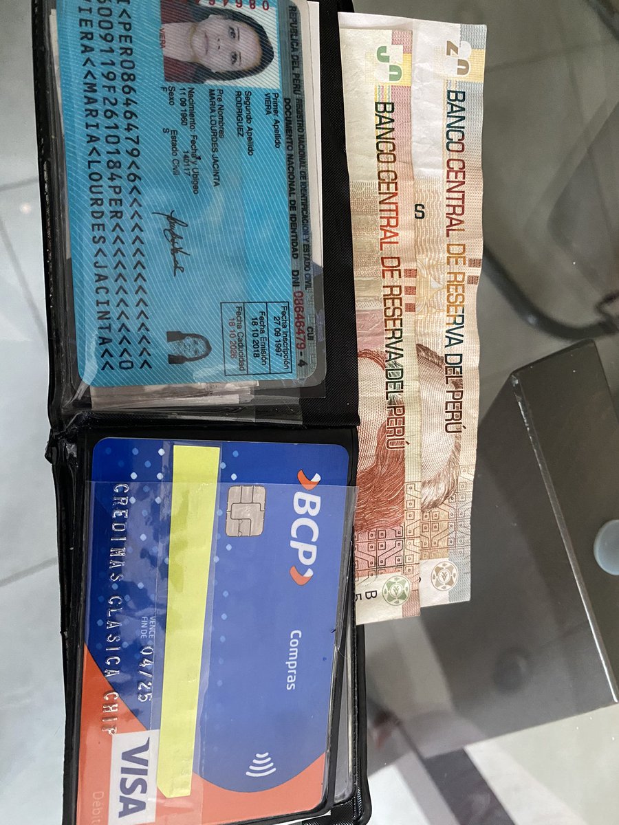 AleAramayoGaona's tweet photo. Encontré en SURCO una billetera de la SRA. MARÍA VIERA RODRÍGUEZ la Sra. no tiene una cuenta en facebook y su dirección figura en SAN MARTÍN DE PORRES la billetera contiene dinero, su DNI, tarjetas de crédito, débito, metropolitano y más. 
Ayúdenme a ubicarle por favor https://t.co/69kpLtbkZH
