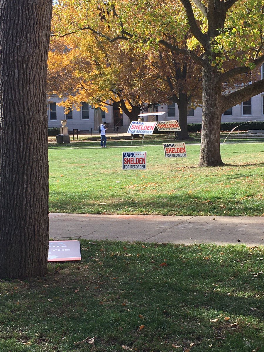 Erin_Wunderlich's tweet photo. Illinois voting closed late 7:00pm last night with lots of eligible Illini students still waiting in line to vote. With the election still running, signs of support for selective candidates are kept up around campus. #J210rocks #Elections2020 @BenHolden https://t.co/RylCLgzusN