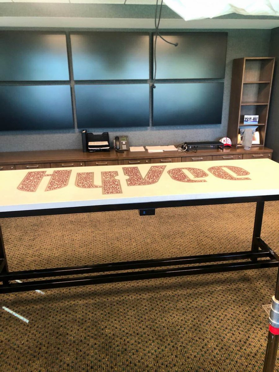 Speck_USA's tweet image. Lots of helpful smiles will be gathering around this custom conference table 😉 
.
Such a cool opportunity to create this one of a kind concrete piece; complete with stainless inlays and colored glass 💃
.
#concretetable #conferencetable #iowa #countertops #pubtable #tabledesign