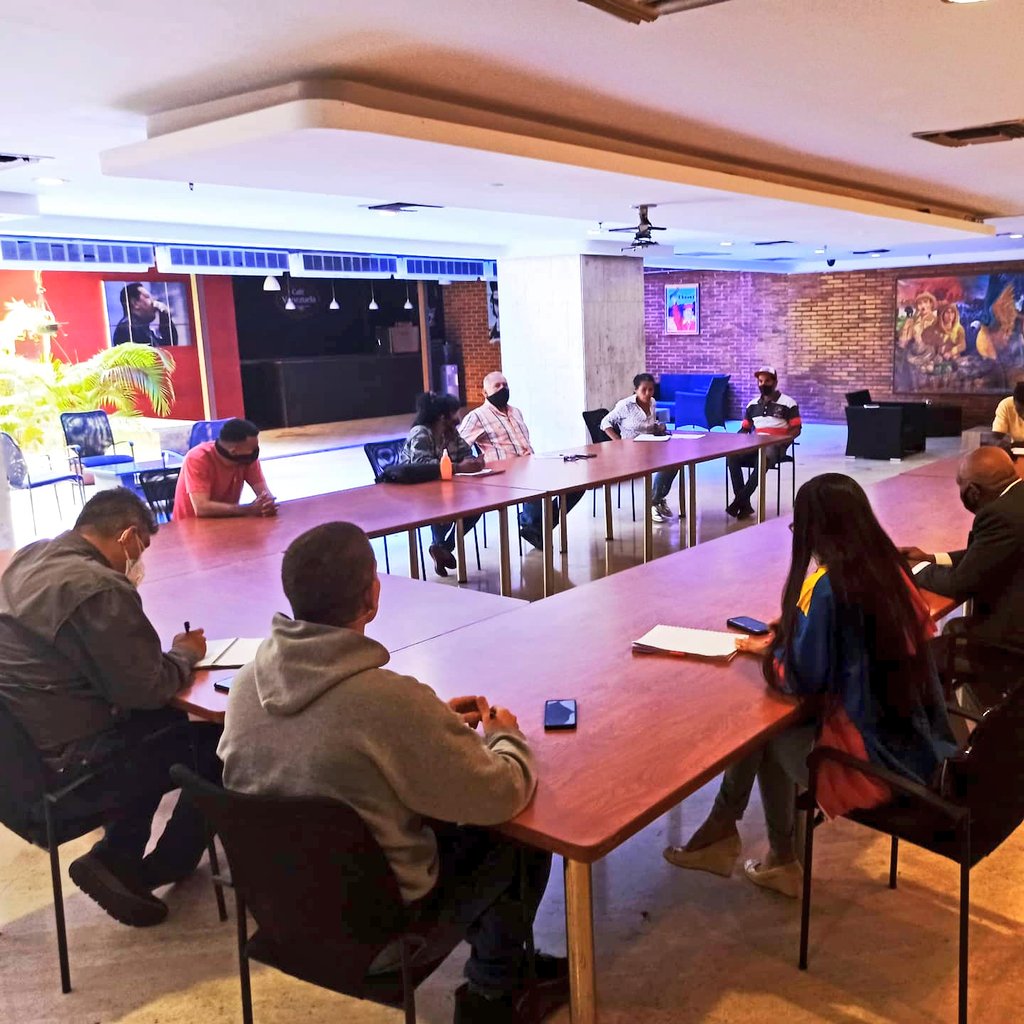 fkassenMAT's tweet photo. Sostuvimos una reunión con las vocerias campesinas enmarcada en los 9 Vértices de la Gran Misión AgroVenezuela para aportar soluciones y generar ideas en la construcción del desarrollo agrario. 

#CampoCombativo
#ProducirEsVencer
@NicolasMaduro @MinAgriculturaV @wcastroPSUV https://t.co/gOSLQQ9hOJ